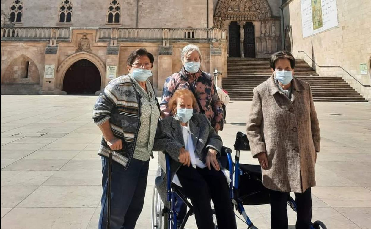 Cuatro usuarios de la residencia CleceVitam, en una salida a la Catedral de Burgos.