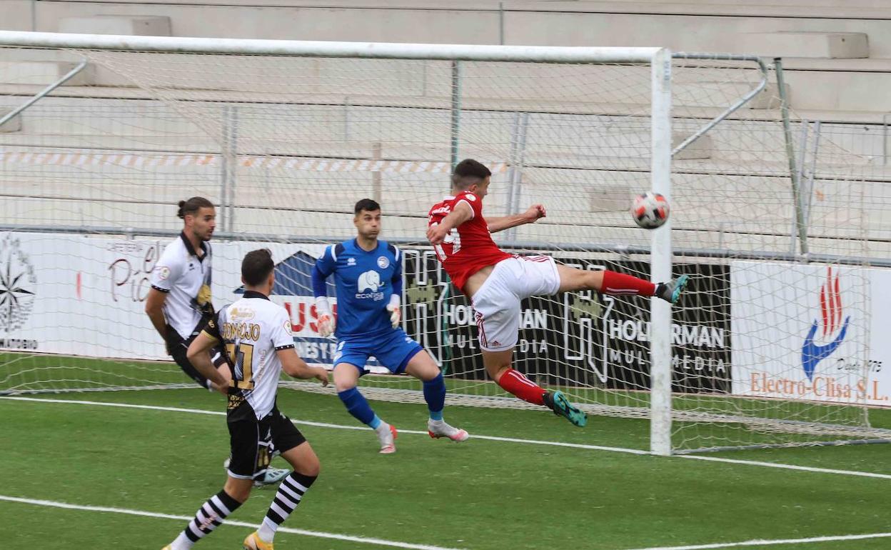 Claudio Medina se eleva para rematar el balón en el área de Unionistas.