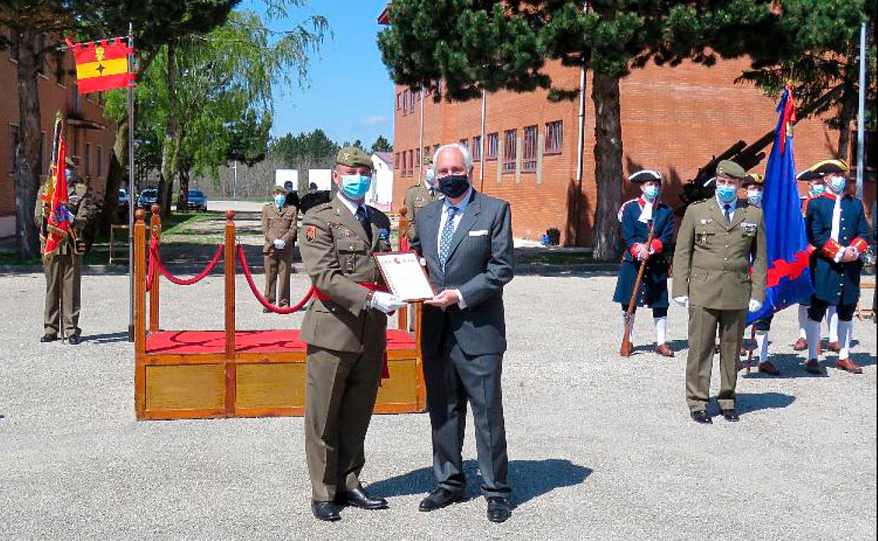 José Luis Concepción (d.), presidente del TSJ de Castilla y León, recibe el distintivo de emabajador del Ejército. 