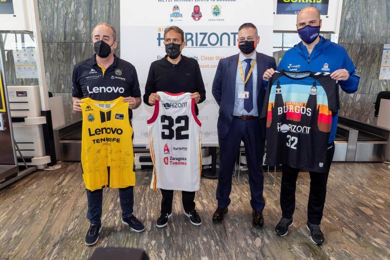 Los entrenadores de Lenovo Tenerife, Txus Vidorreta (i), Casademont Zaragoza, Luis Casimiro (2i) y San Pablo Burgos, Joan Peñarroya (d), posan para los medios de comunicación, en el aeropuerto de Zaragoza, antes de viajar a la ciudad rusa de Novgorod, donde se disputará la fase final de la Liga de Campeones FIBA entre el 5 y el 9 de mayo