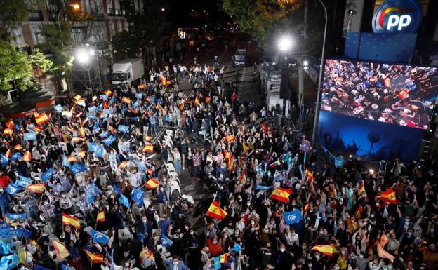 Galería. Fiesta por todo lo alto en la calle Génova tras la victoria de Ayuso.