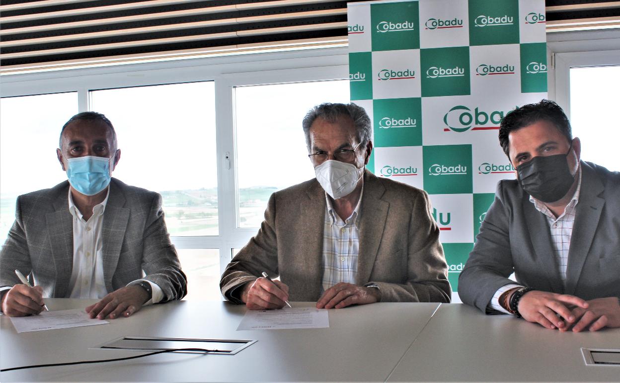 El director general de Cobadu, Rafael Sánchez Olea, en el centro; junto a Antonio Vigil Escalera y Óscar González, de Mapfre. 