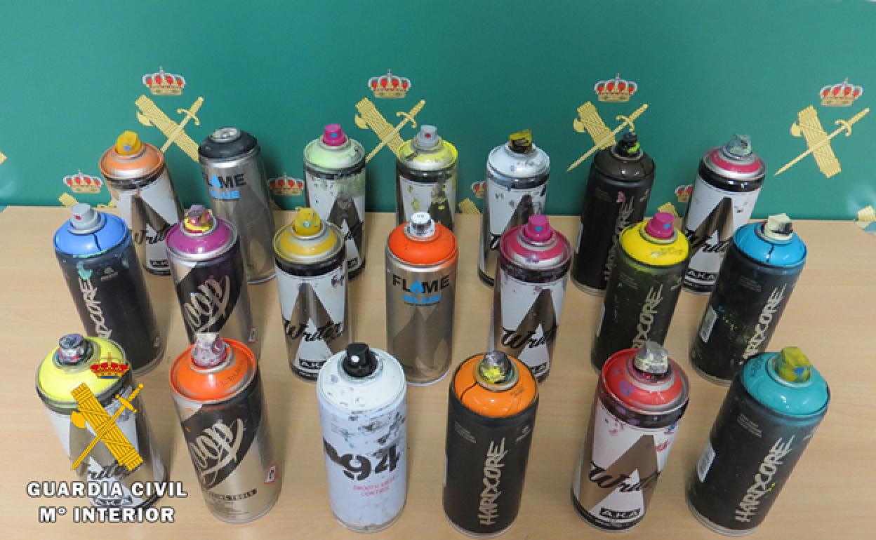 Sprays de pintura incautados. 