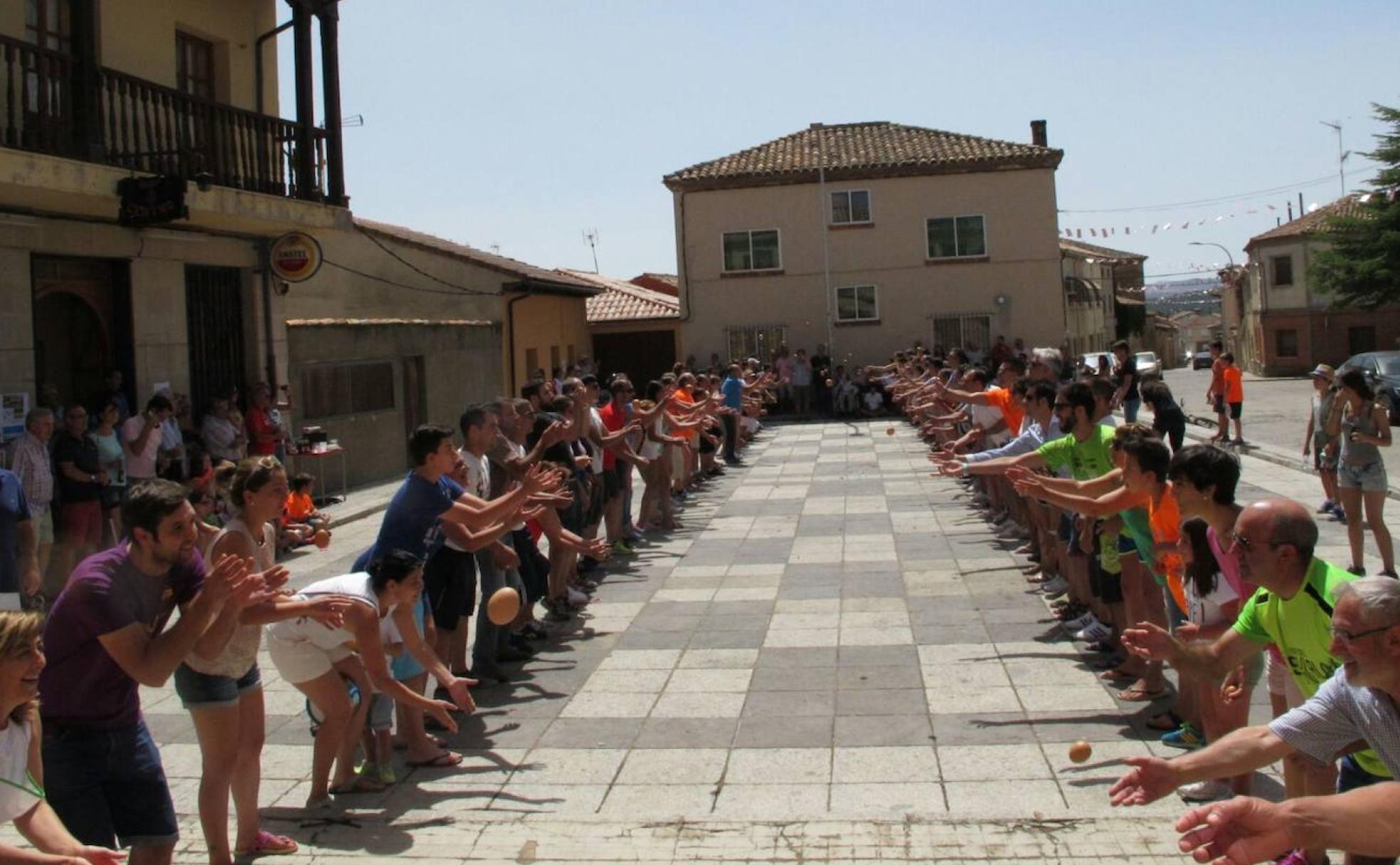 Lanzamiento de huevos por parejas dentro de las celebraciones festivas en la localidad de Bayubas de Abajo.