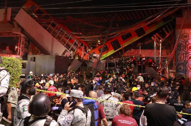 Se desploma un puente de la vía elevada de la línea 12 , entre la estaciones de Olivos y Tezonco, sobre el que circulaba un tren con varios vagones