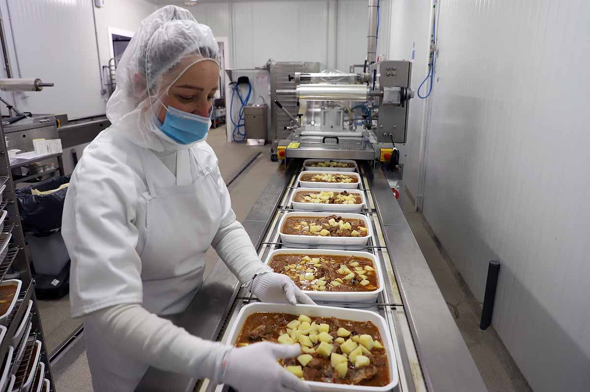 Cocina de Ausolan donde cada día se cocinan platos para más de personas. 