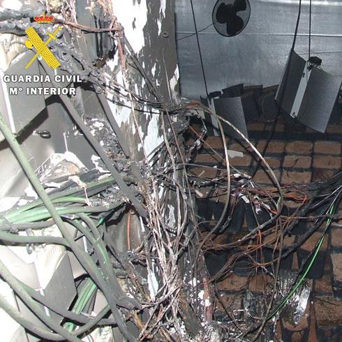 Detalle del estado en el que se encontró el cableado de la vivienda. 