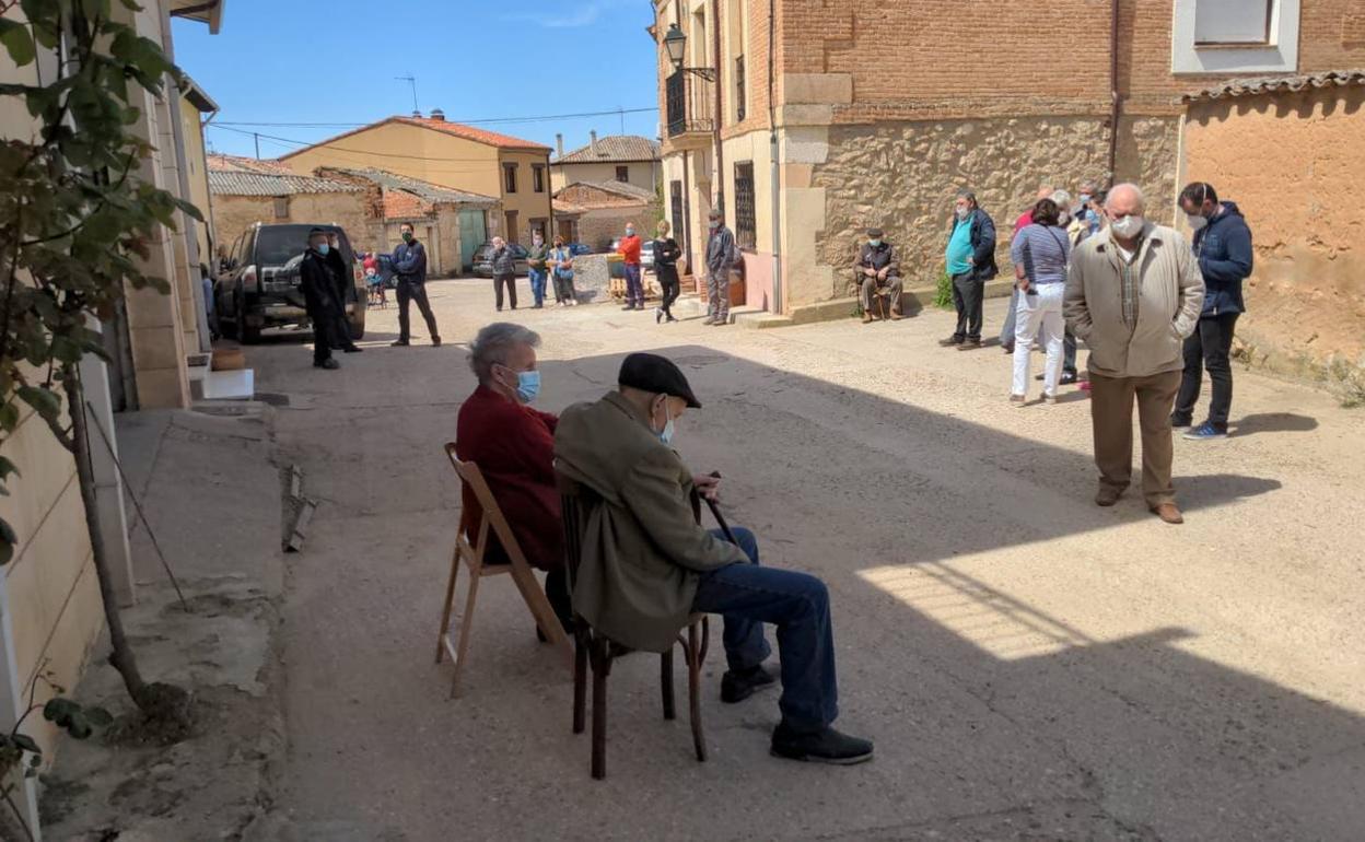 Vecinos de Quintana del Pidio esperando para la realización del test de antígenos este jueves.