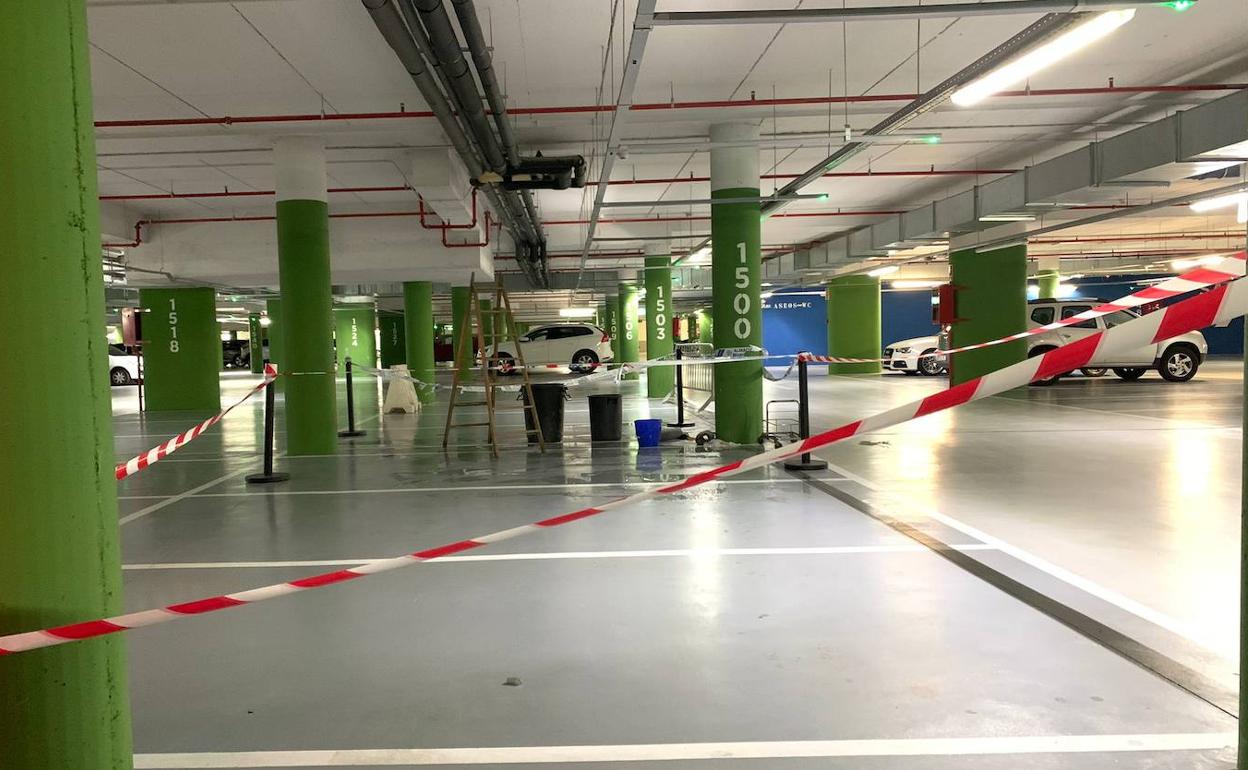 Los desperfectos en el aparcamiento del complejo son evidentes. 