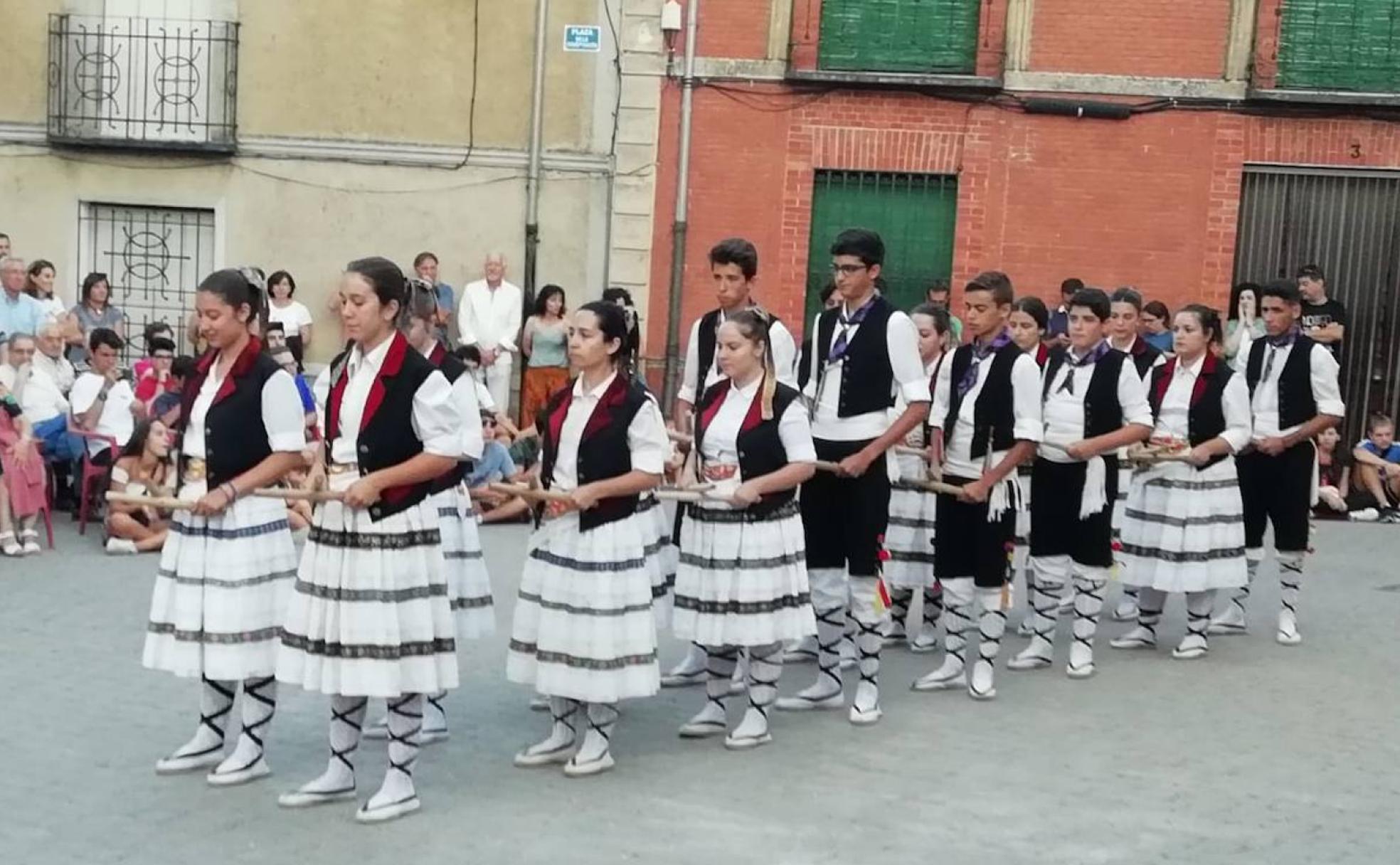 Danzantes iniciando un paloteo en 2019.