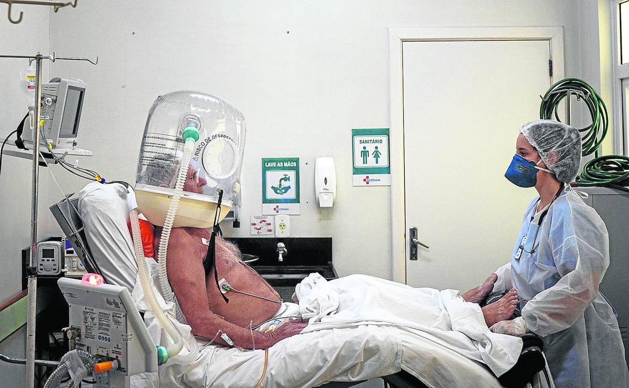 Un paciente de covid es atendido en un hospital de Sao Paulo (Brasil).