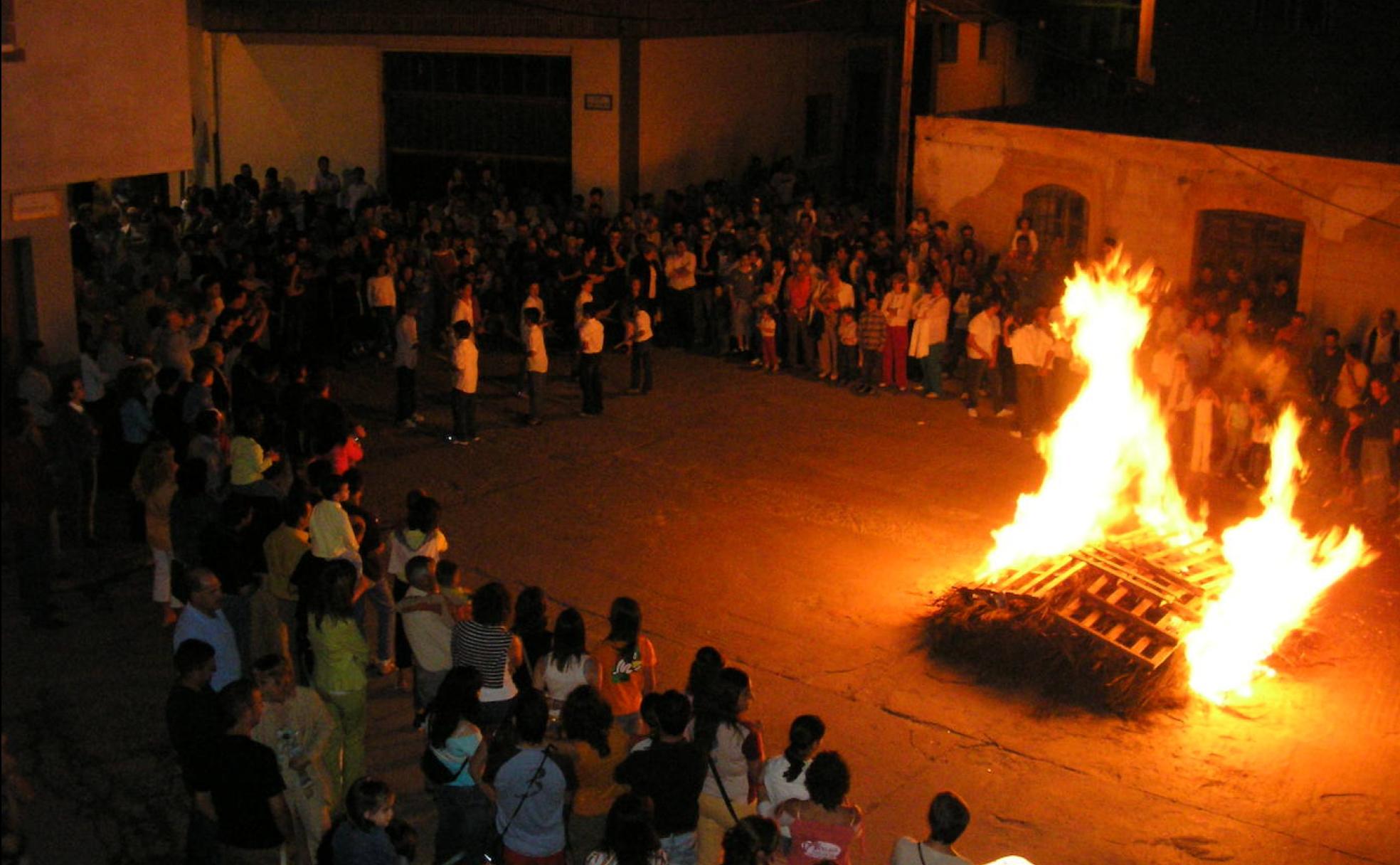 Hoguera de San Juan la noche del 23 de junio.