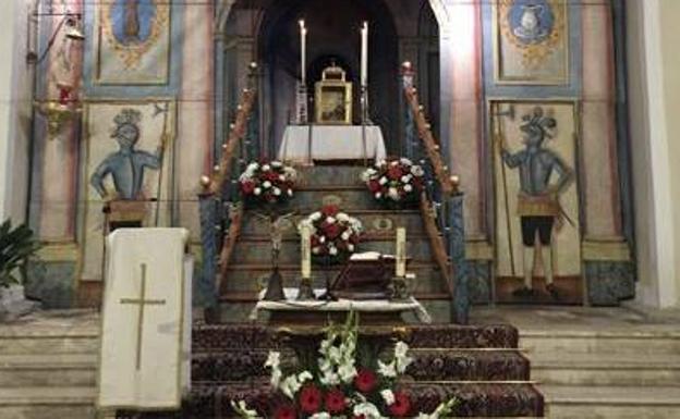 El monumento que se coloca en el altar mayor de la iglesia durante Semana Santa.