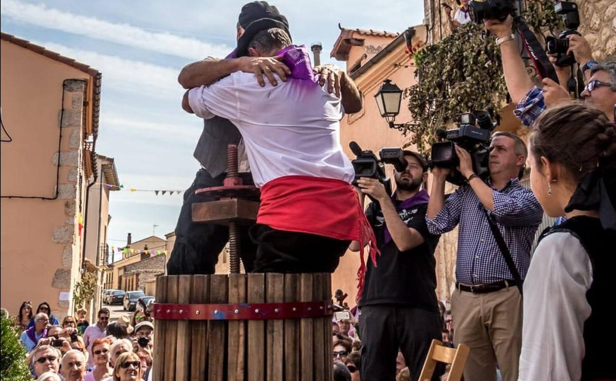 Demostración del tradicional pisado de uva durante la Fiesta de laVendimia.