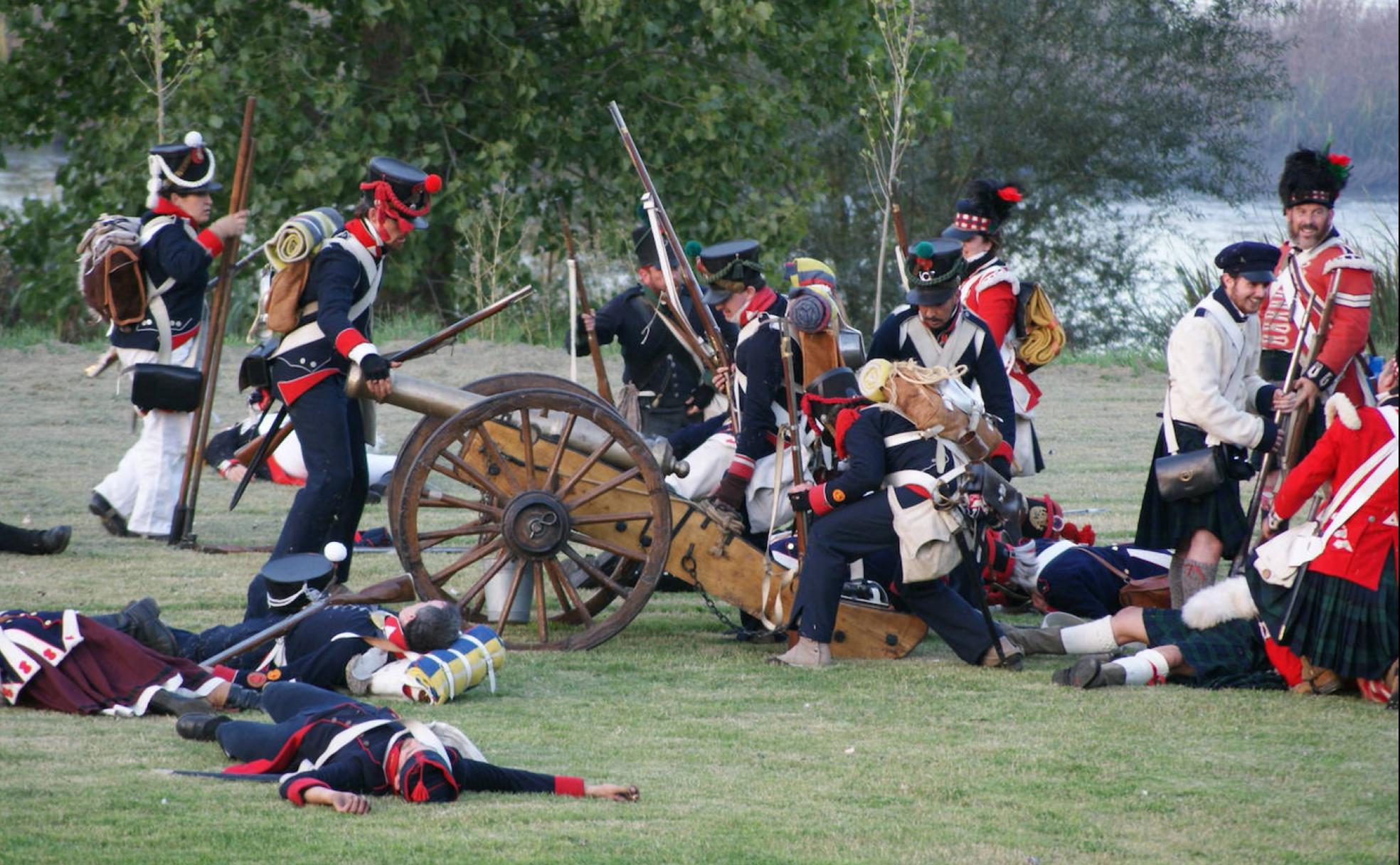 Un grupo de soldados en plena batalla durante la recreación de la Guerra de la Independencia.