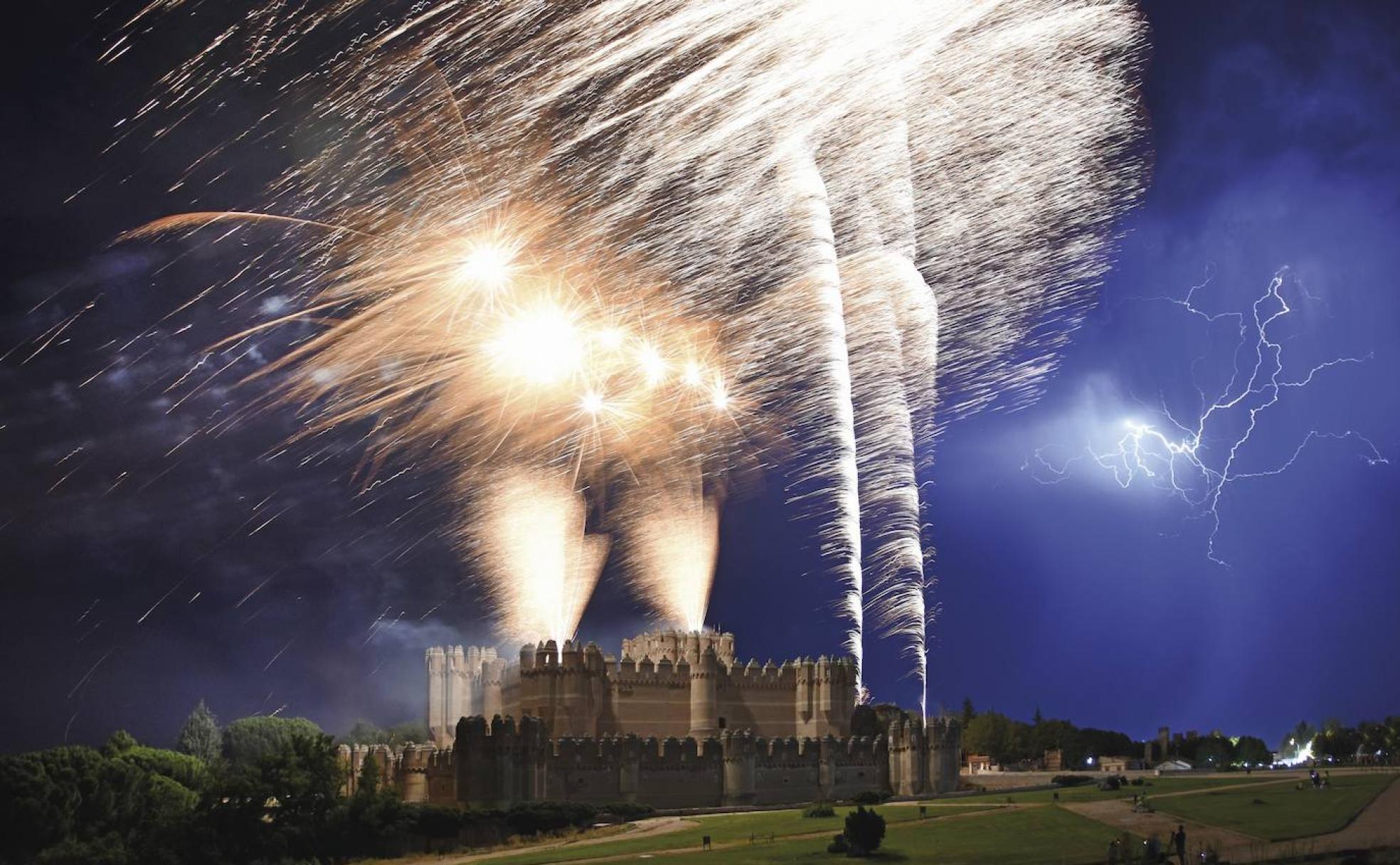 Fuegos de artificio desde el castillo de Coca.