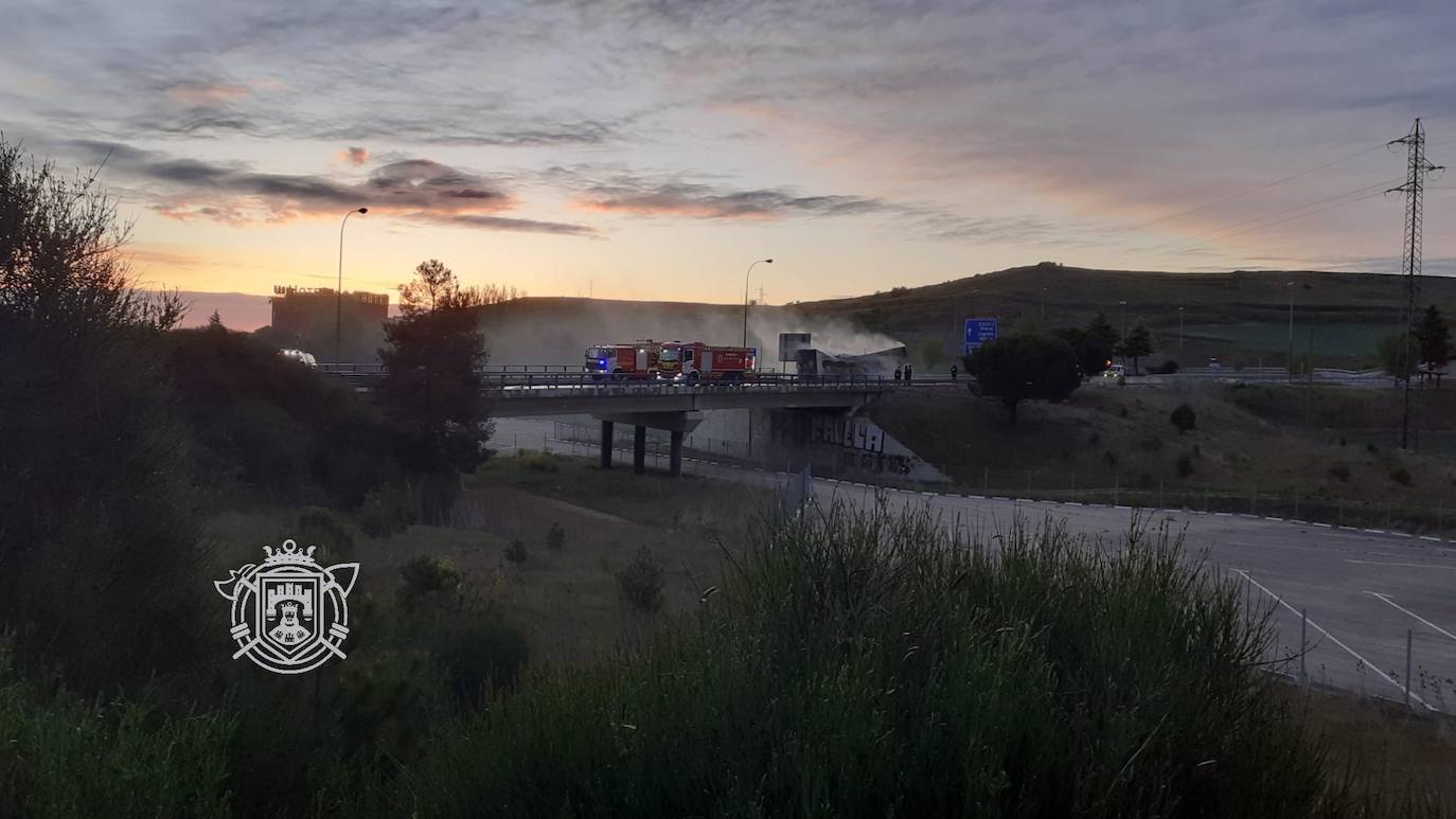 Los Bomberos de Burgos han sofocado un incendio de un camión en el término municipal de Rubena.