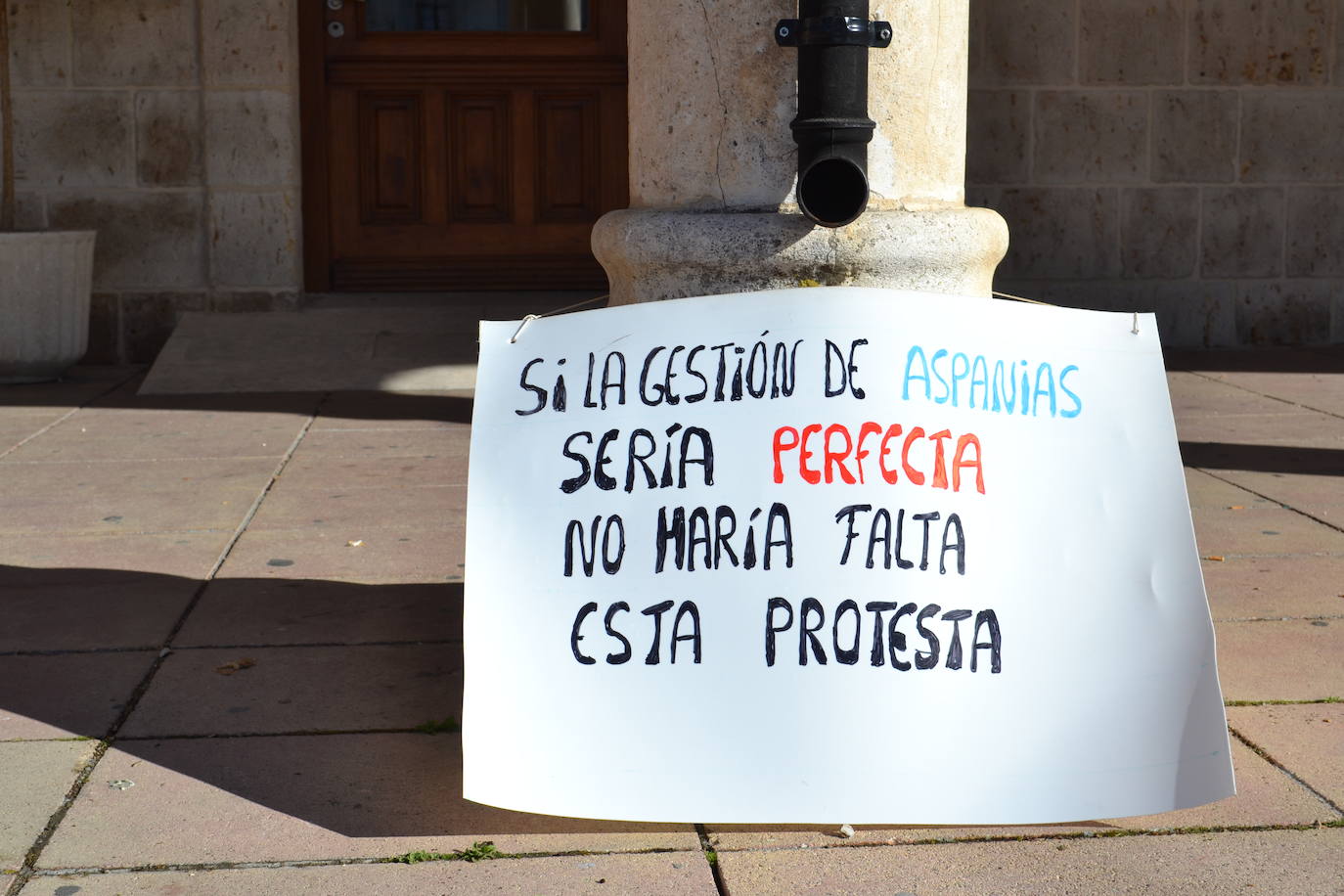 Fotos: Manifestación de los trabajadores de Aspanias en las residencias de mayores