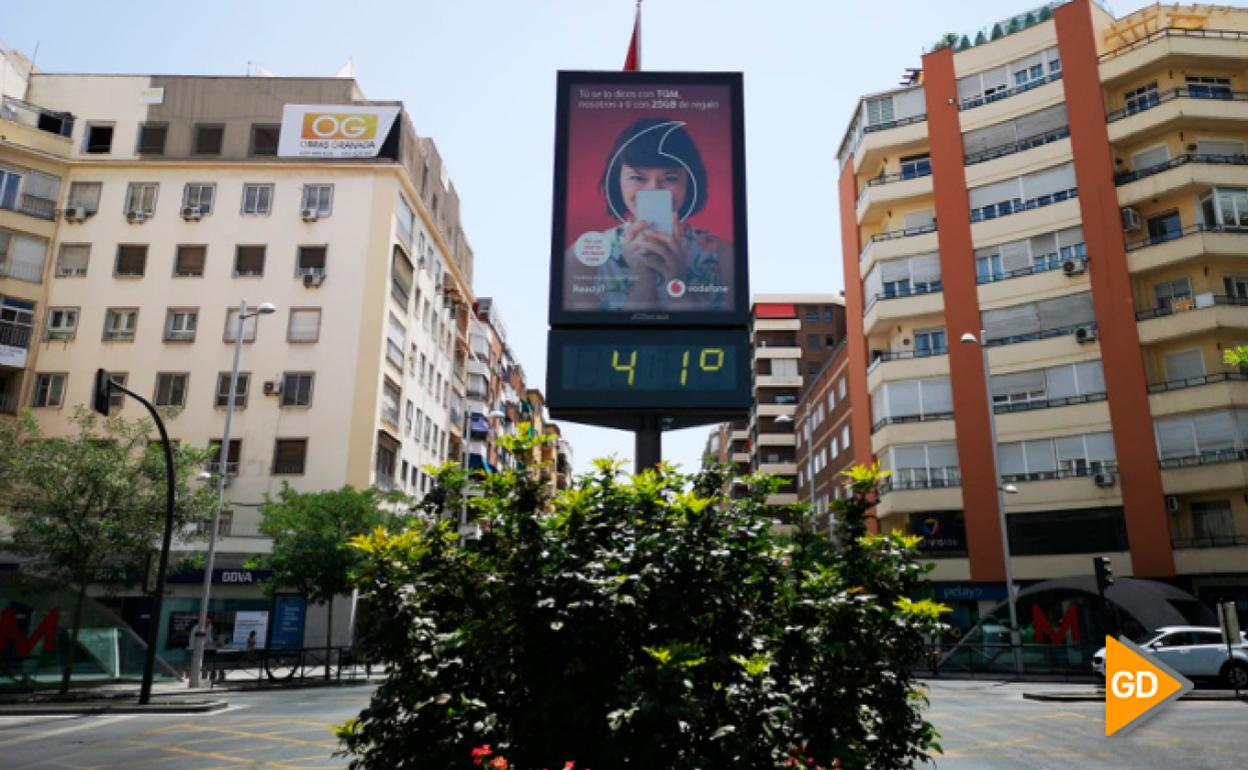 Un termómetro marca los 41 grados el pasado verano en una calle de Granada. 