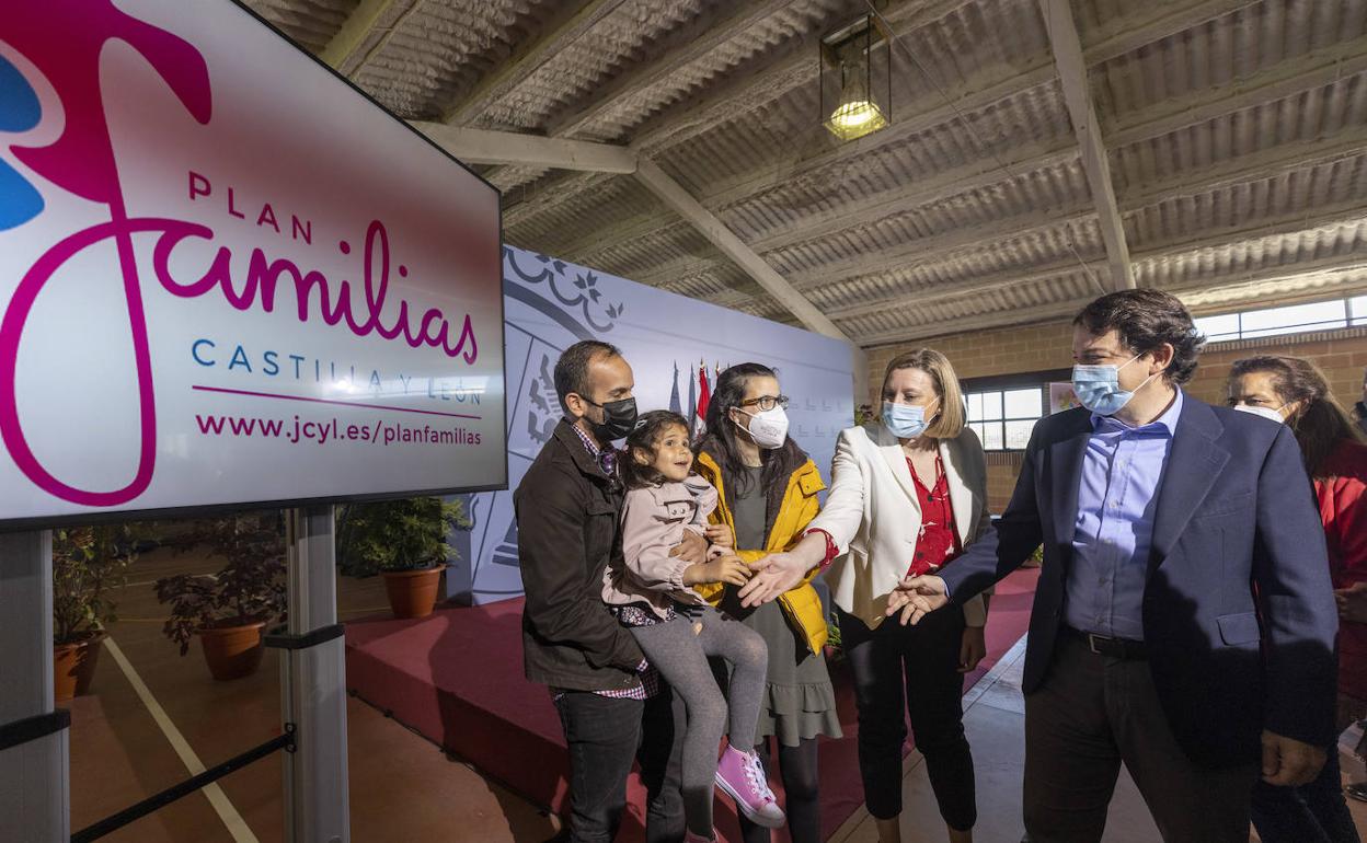 El presidente de la Junta de Castilla y León, Alfonso Fernández Mañueco, presenta el Plan Familias de Castilla y León, acompañado por la consejera de Familia, Isabel Blanco y otras autoridades. En la foto junto Carlota y sus padres, una de las familias del Plan.