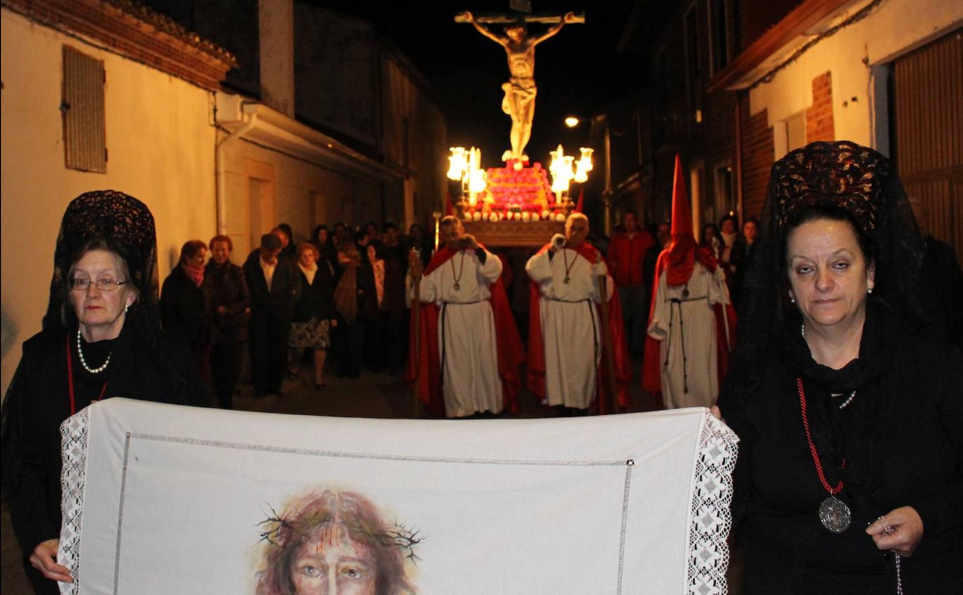 Las luces del Bendito Cristo de la Salud iluminan las oscuras calles de Calzada en una procesión.