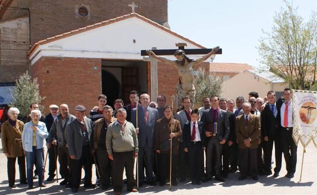 Miembros de la cofradía del Santo Cristo de la Agonía posando con la imagen.