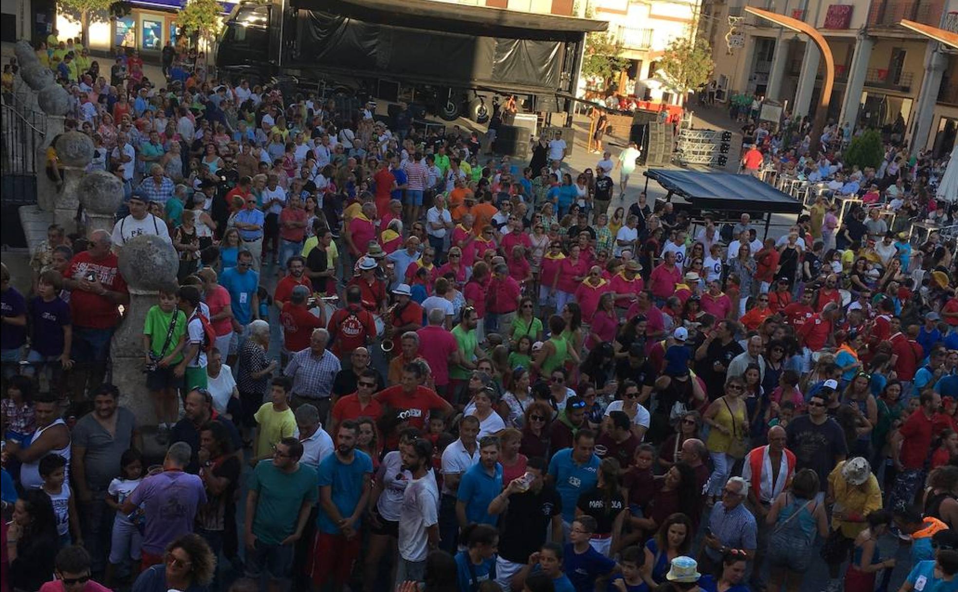 La Plaza Mayor de Roa de Duero, repleta de peñistas durante las fiestas de San Roque.