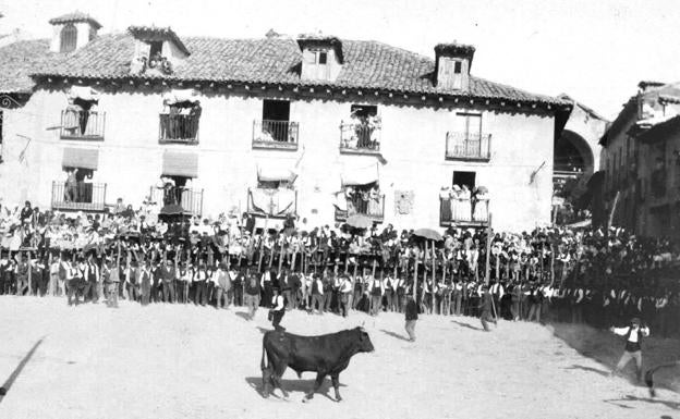 Imagen antigua de los encierros populares cuando se celebraban en la Plaza Mayor.