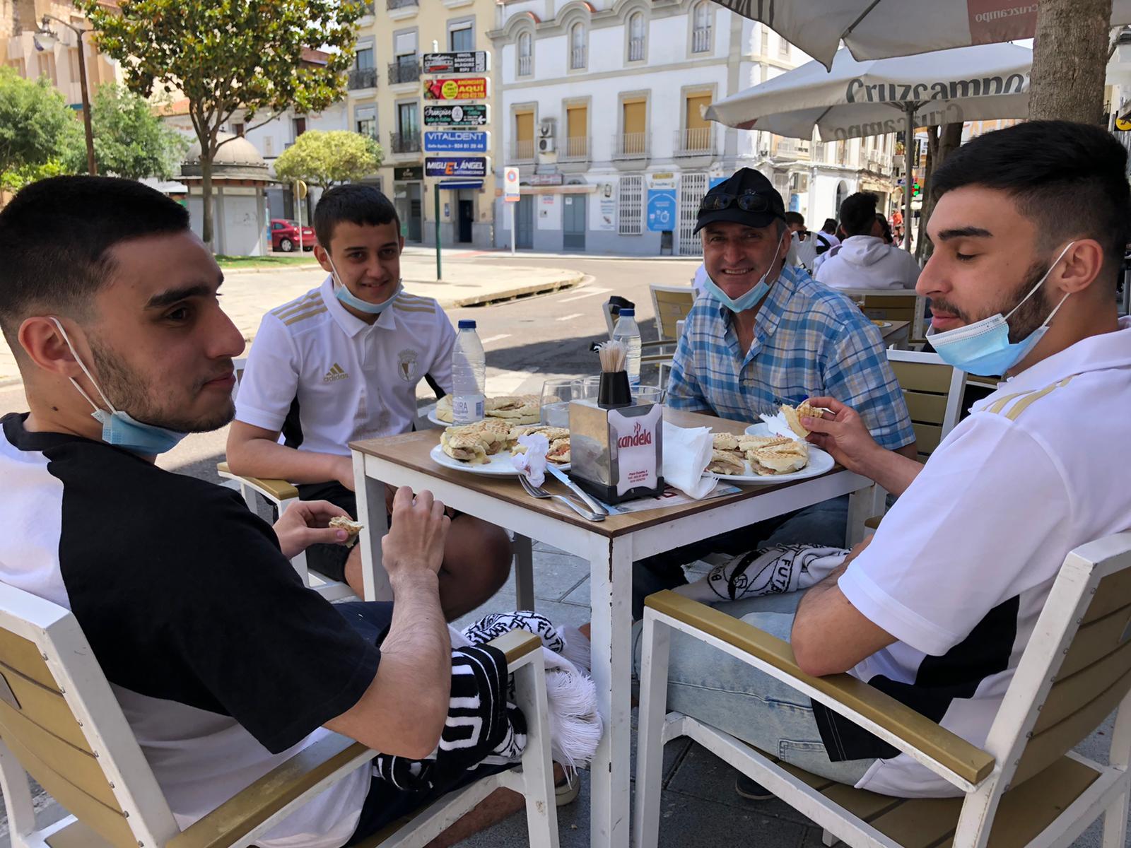 La afición blanquinegra se vuelca con el Burgos CF en Don Benito.