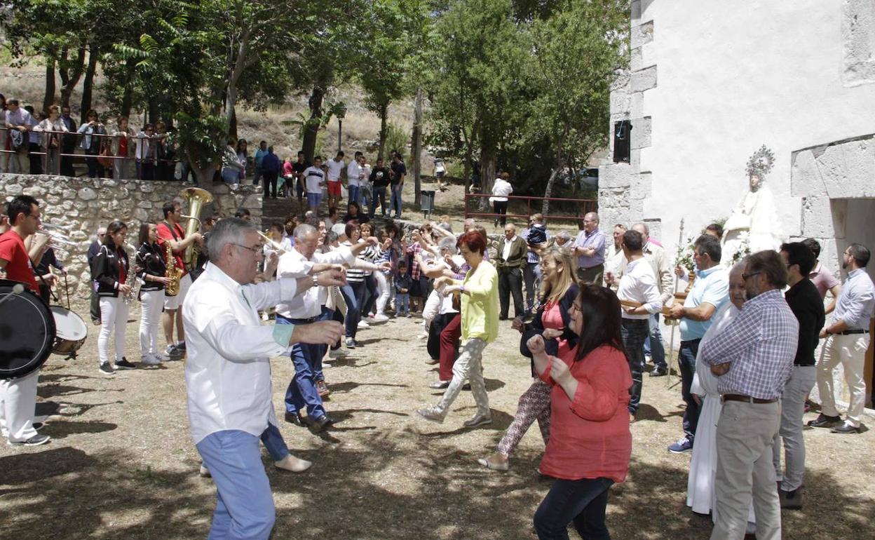 Jotas en honor a la patrona del municipio junto a su ermita.