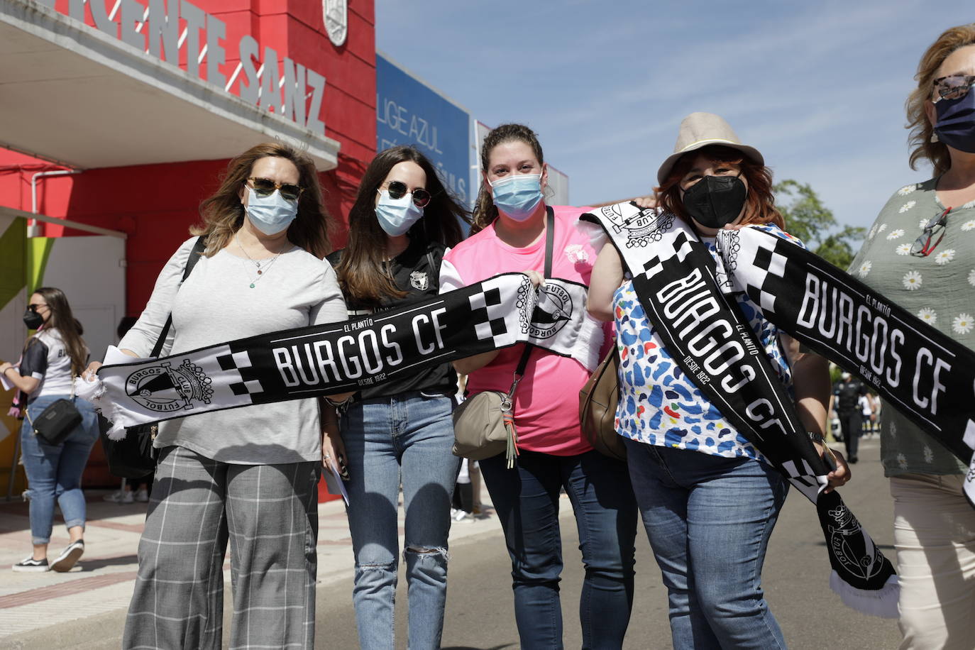 La afición blanquinegra se vuelca con el Burgos CF en Don Benito.