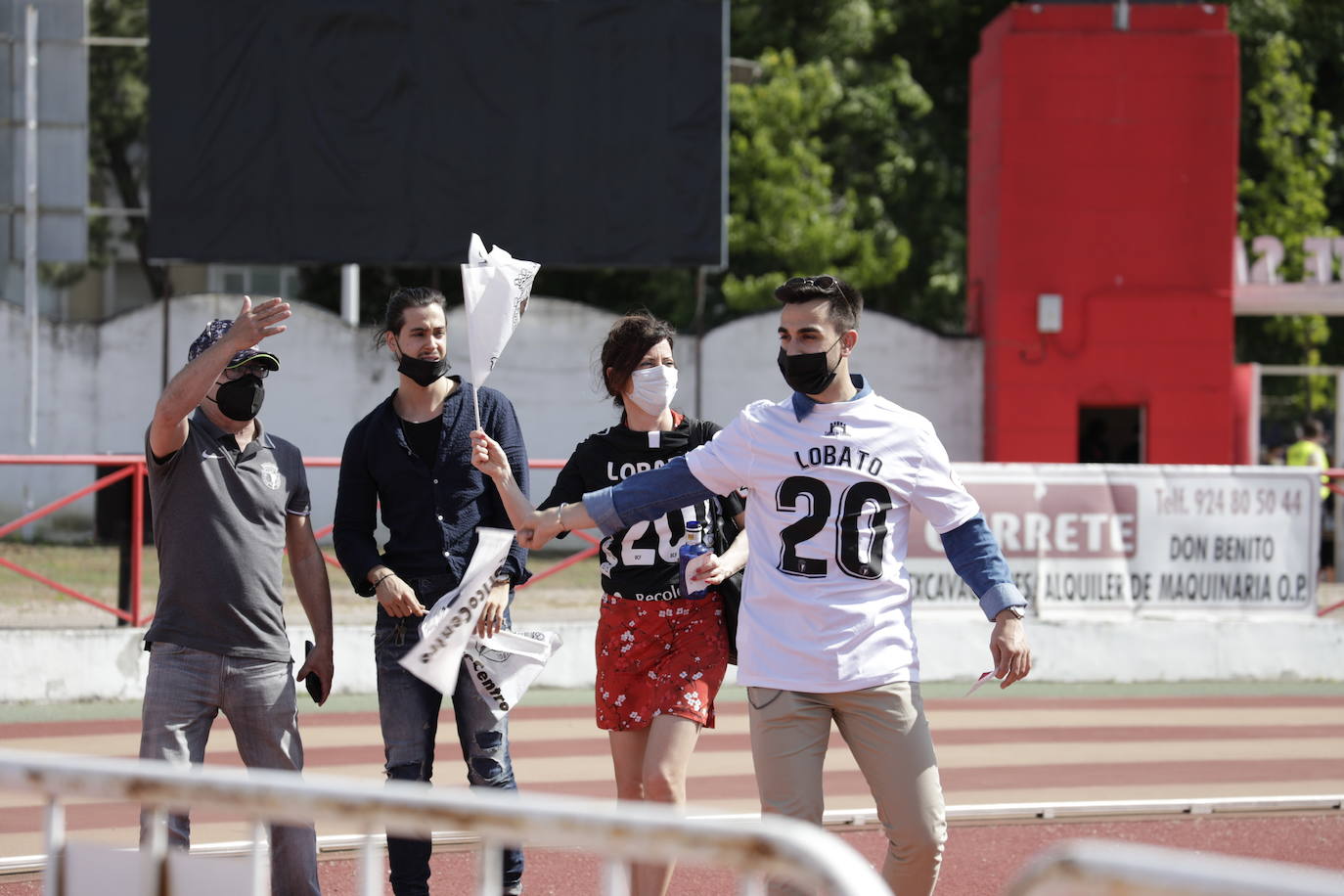 La afición blanquinegra se vuelca con el Burgos CF en Don Benito.