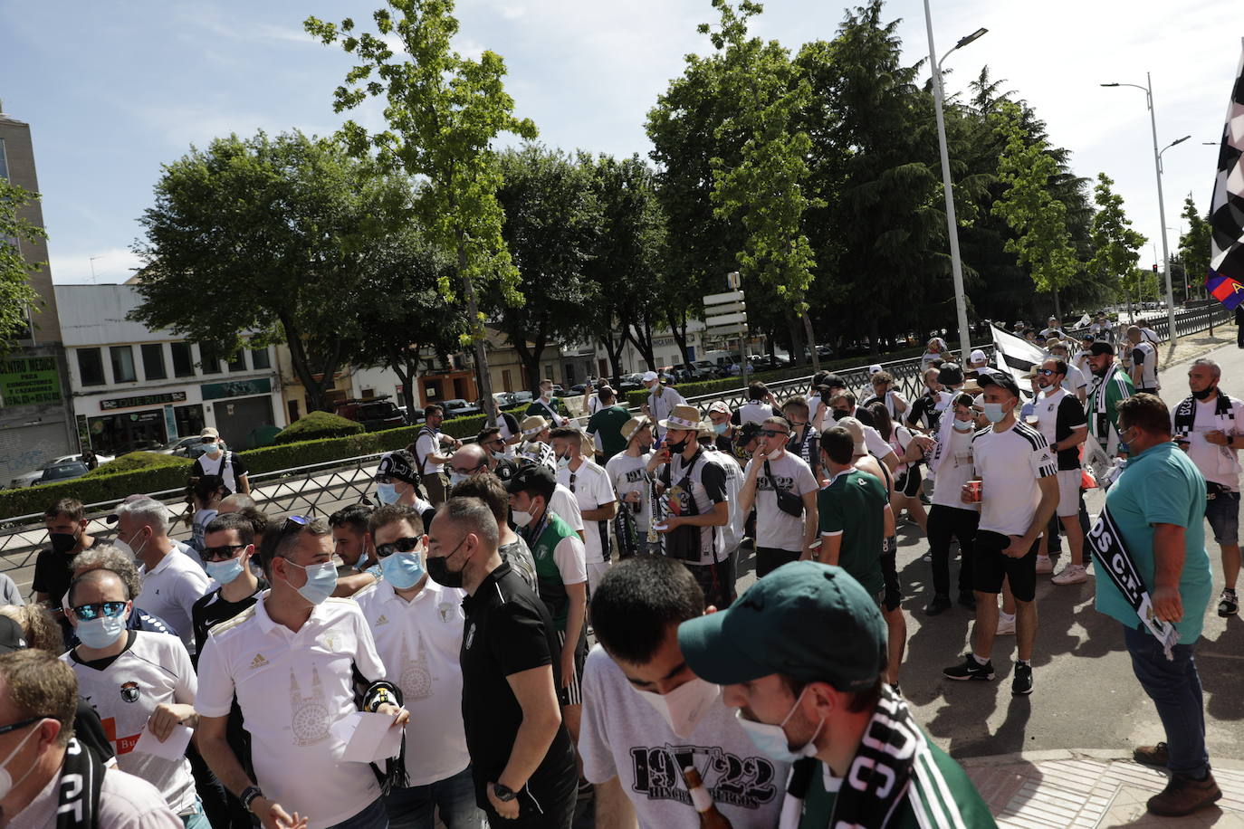 La afición blanquinegra se vuelca con el Burgos CF en Don Benito.