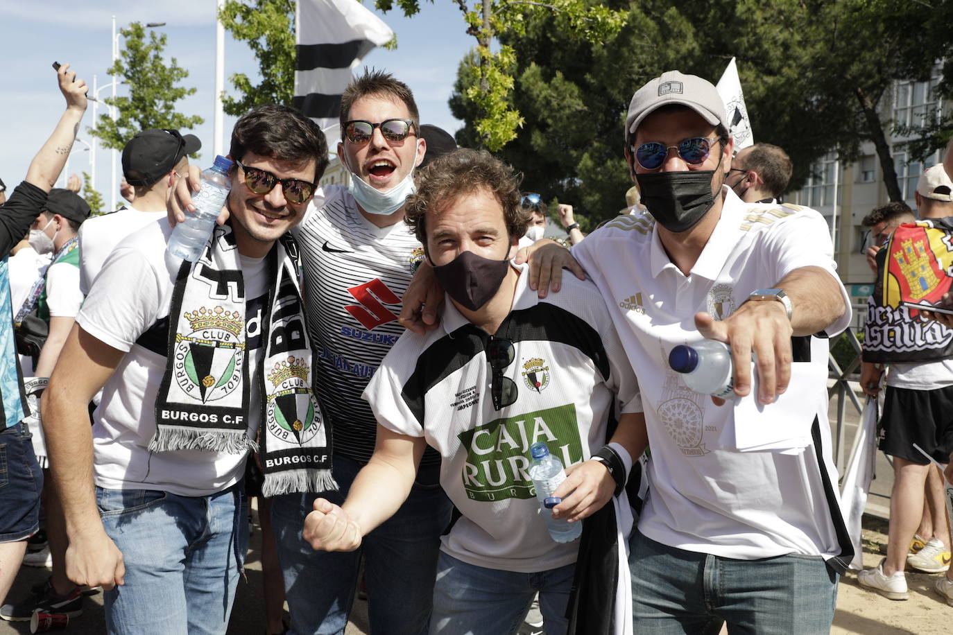 La afición blanquinegra se vuelca con el Burgos CF en Don Benito.