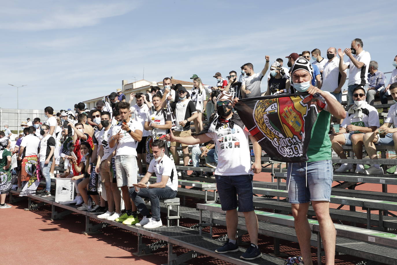 La afición blanquinegra se vuelca con el Burgos CF en Don Benito.