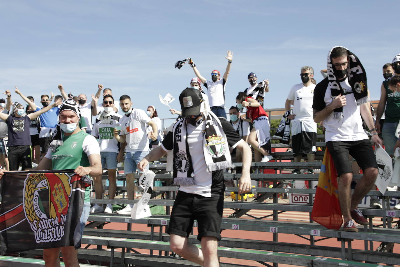 La afición blanquinegra se vuelca con el Burgos CF en Don Benito.