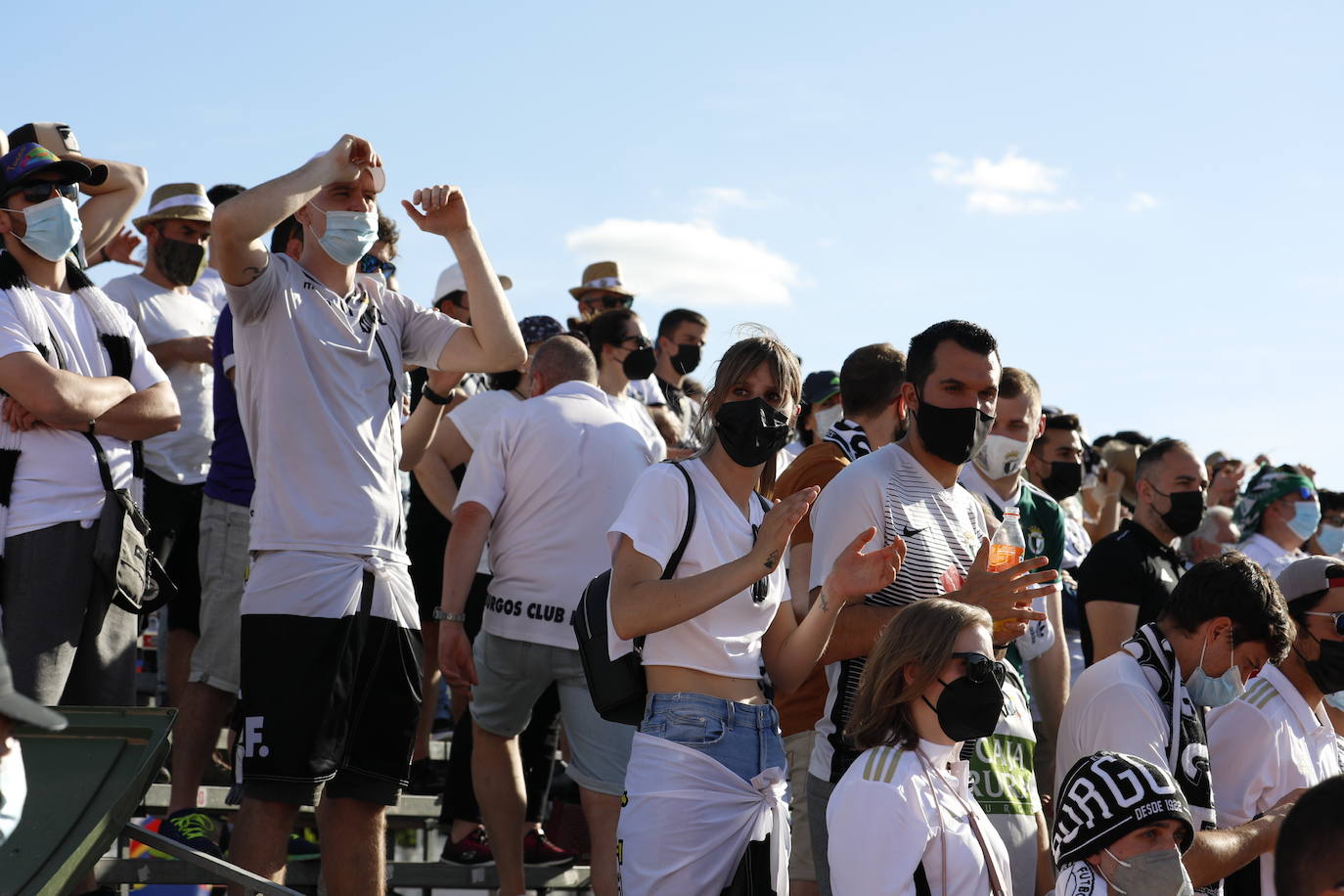 La afición blanquinegra se vuelca con el Burgos CF en Don Benito.