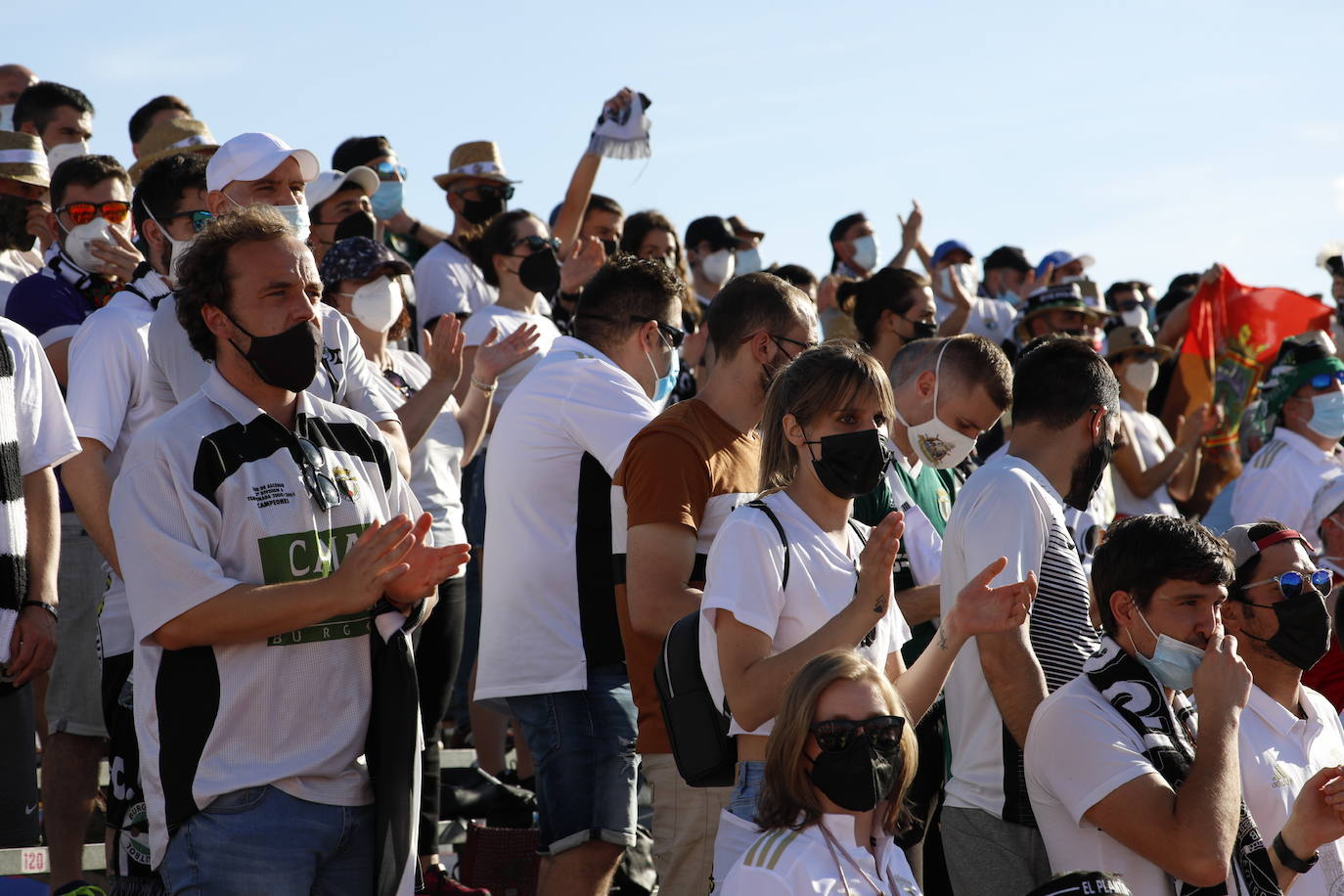 La afición blanquinegra se vuelca con el Burgos CF en Don Benito.