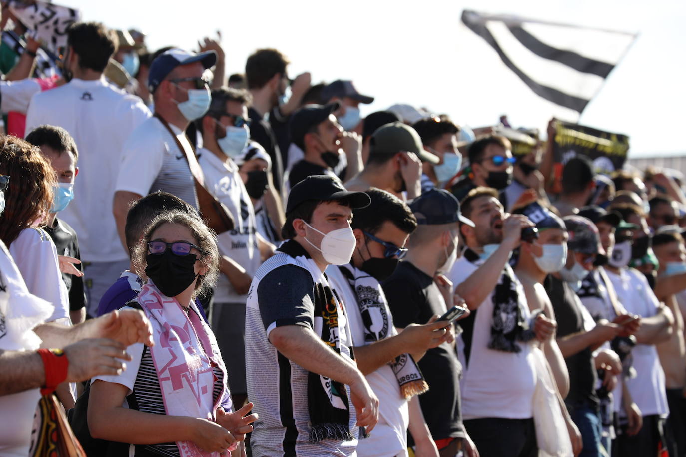 La afición blanquinegra se vuelca con el Burgos CF en Don Benito.