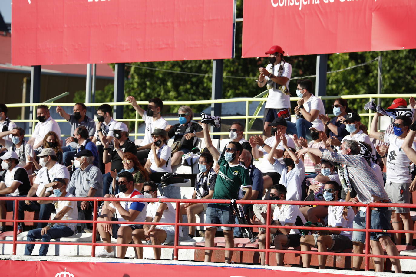 La afición blanquinegra se vuelca con el Burgos CF en Don Benito.