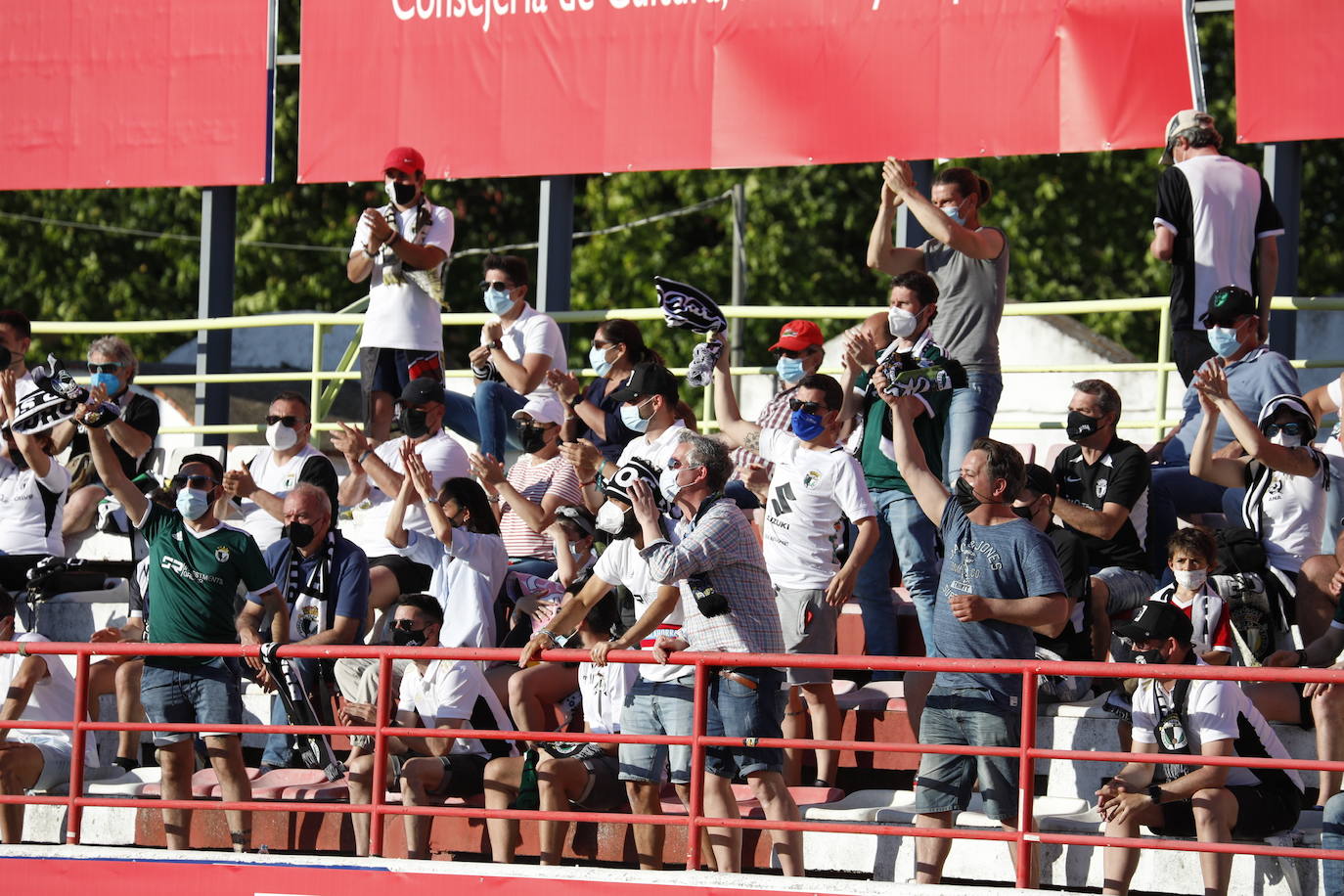 La afición blanquinegra se vuelca con el Burgos CF en Don Benito.