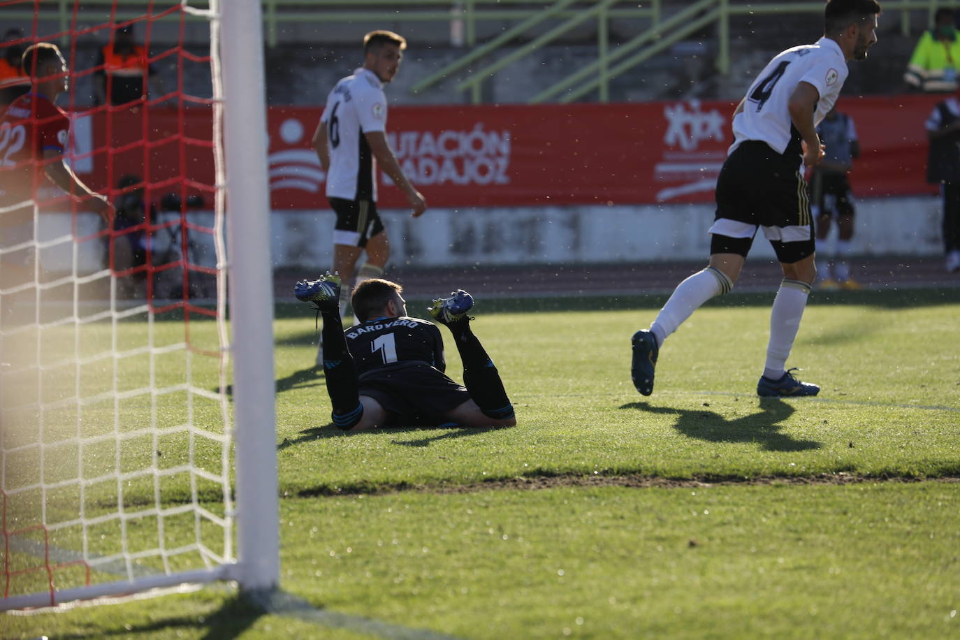 La afición blanquinegra se vuelca con el Burgos CF en Don Benito.