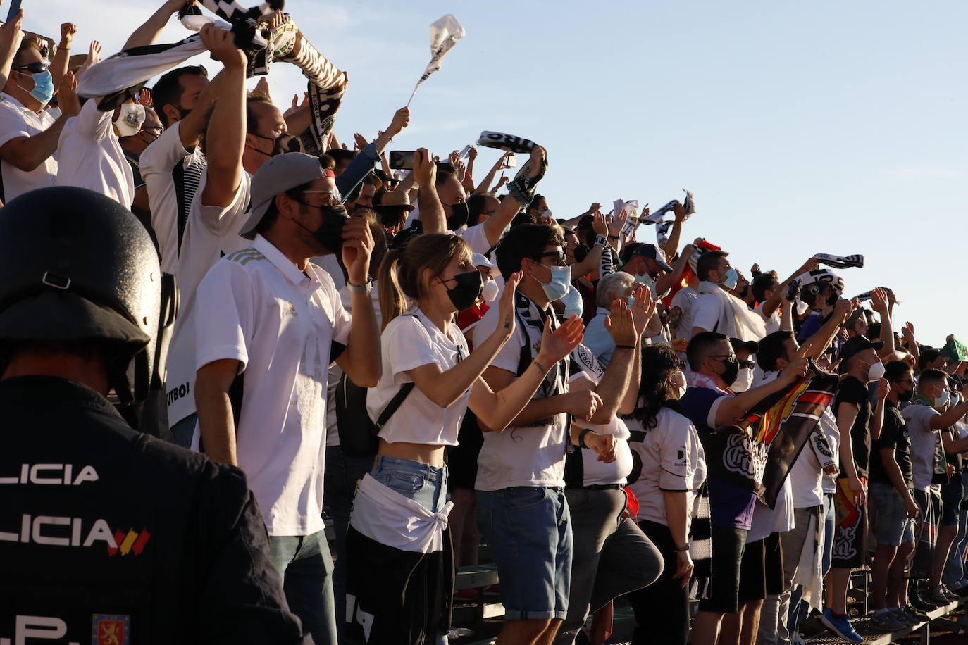 La afición blanquinegra se vuelca con el Burgos CF en Don Benito.