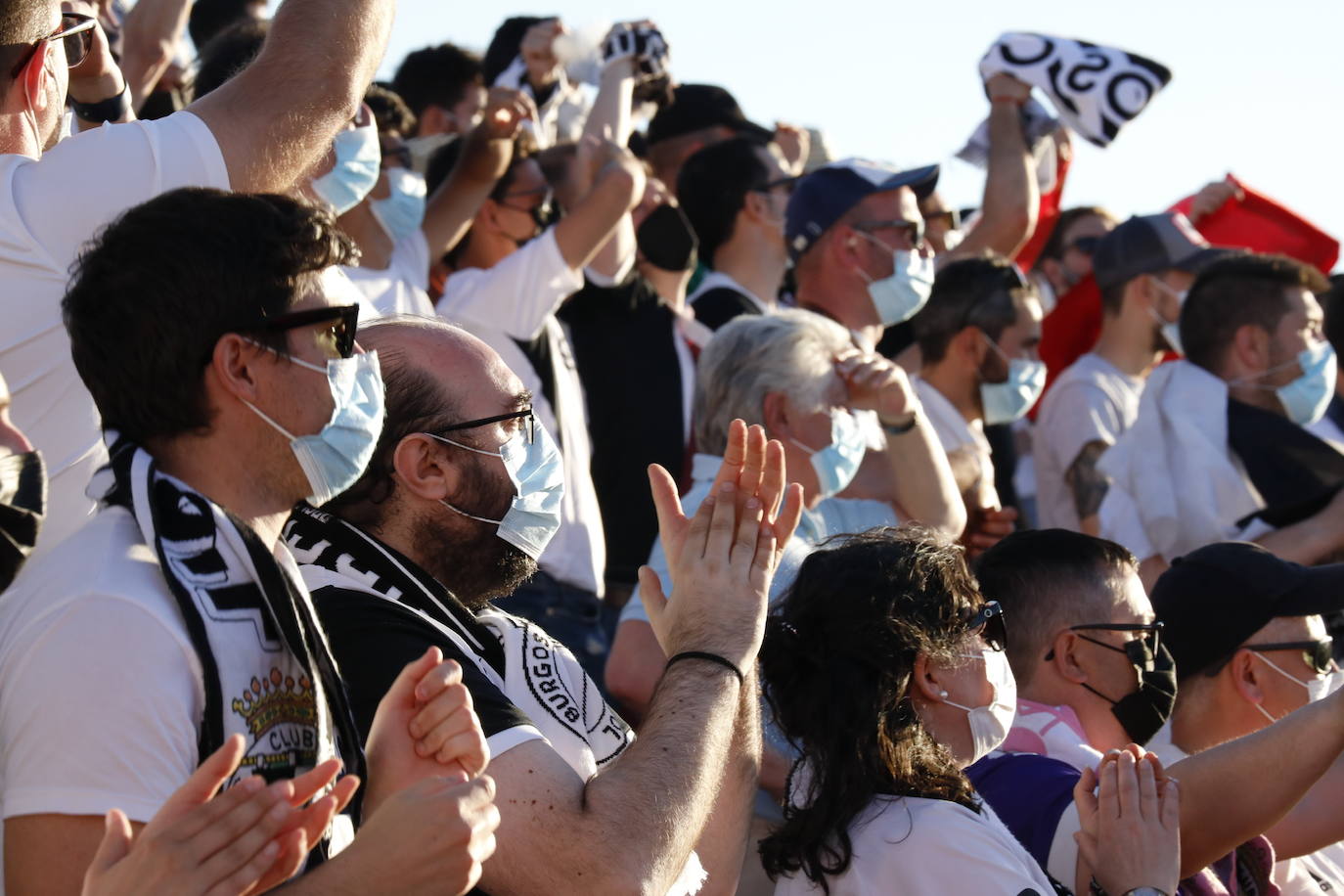 La afición blanquinegra se vuelca con el Burgos CF en Don Benito.