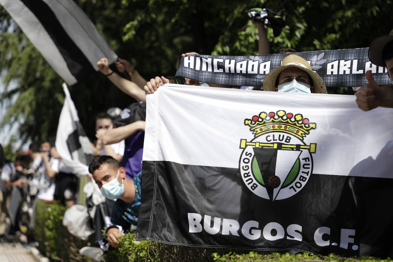 La afición blanquinegra se vuelca con el Burgos CF en Don Benito.