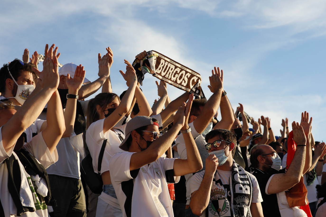 La afición blanquinegra se vuelca con el Burgos CF en Don Benito.