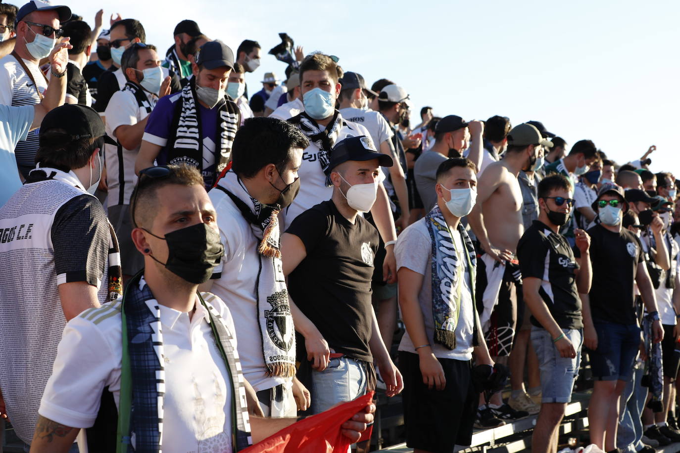 La afición blanquinegra se vuelca con el Burgos CF en Don Benito.