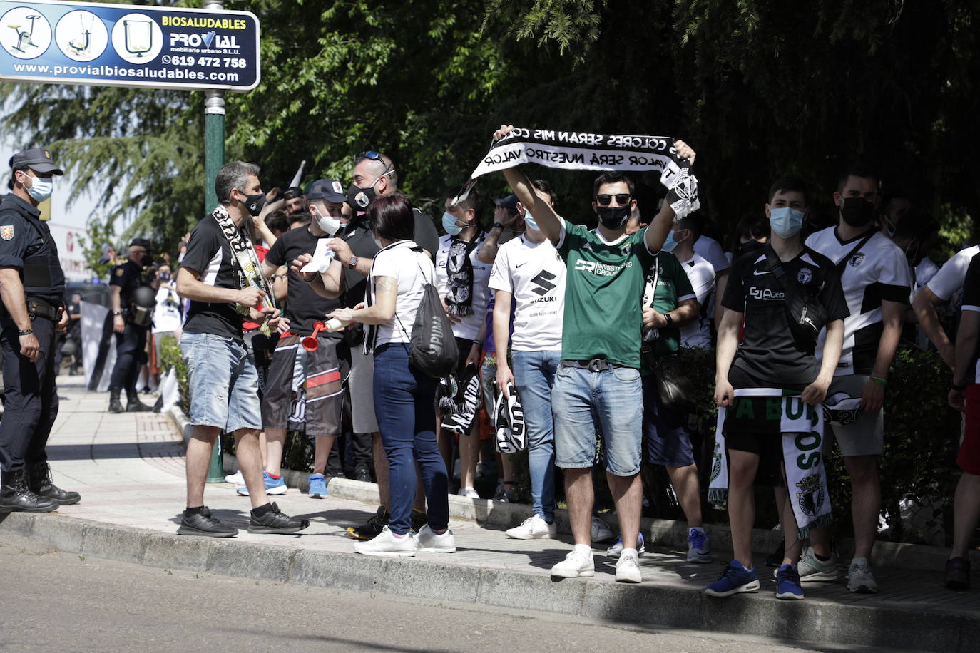 La afición blanquinegra se vuelca con el Burgos CF en Don Benito.