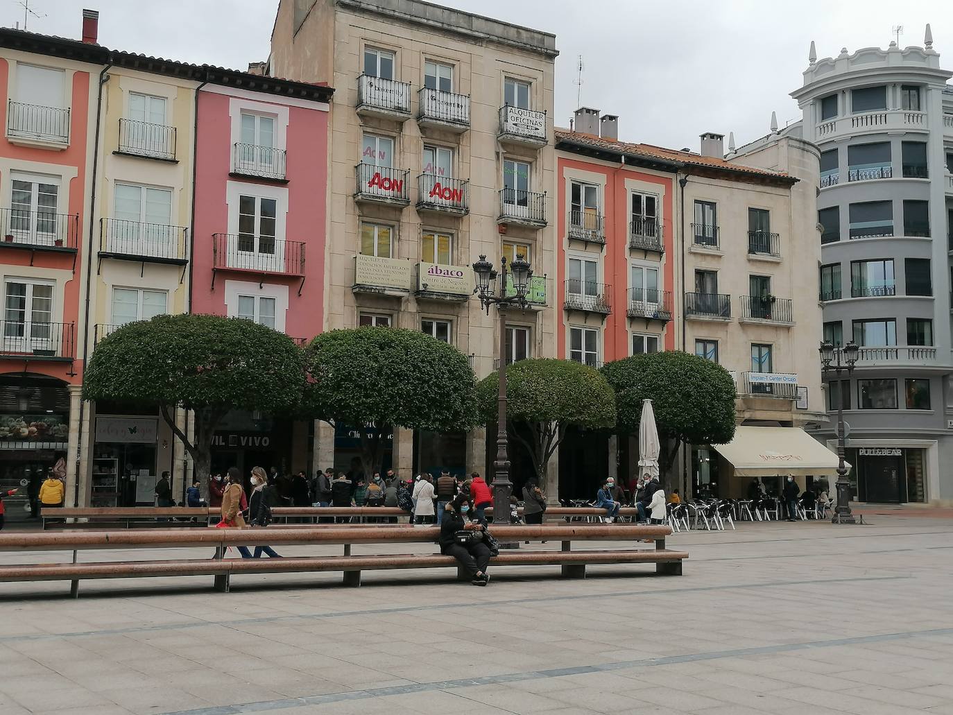 Fotos: Vermú y turismo en un domingo marcado por la lluvia