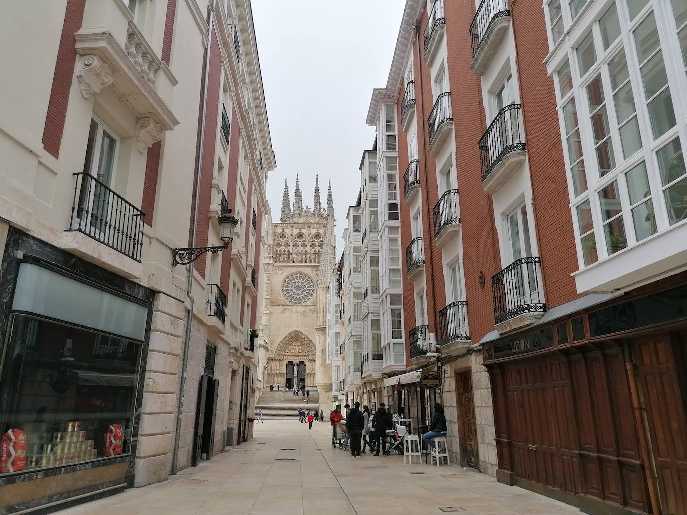 Fotos: Vermú y turismo en un domingo marcado por la lluvia